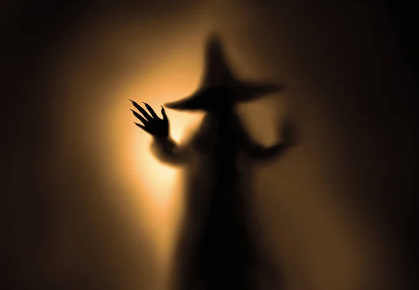 Sylwetka Przerażający Witch Szkło Mrożone Mgle Podświetleniem — Zdjęcie stockowe