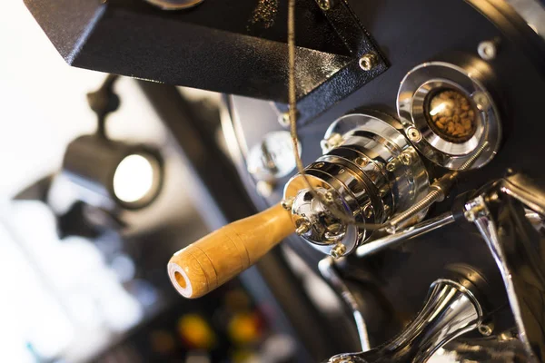 Kahve kavurma makinesi kahve çekirdekleri görme ile atış kapat.