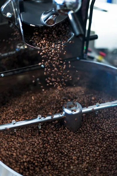 Macchina Tostatrice Chicchi Caffè Fagioli Stanno Versando — Foto Stock