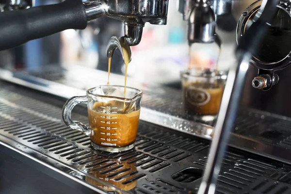 Preparazione Espresso Con Macchina Bicchiere Mililitri — Foto Stock