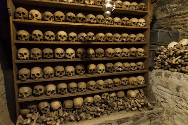 Gerçek insan kafatasları Megalo Meteoro Manastırı, rafta yığılmış.