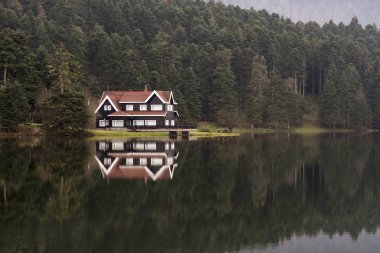 Bolu, Türkiye - 24 Şubat 2018: Bolu Abant Gölü bir yansıması göl evi.