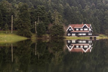 Bolu, Türkiye - 24 Şubat 2018: Bolu Abant Gölü bir yansıması göl evi.