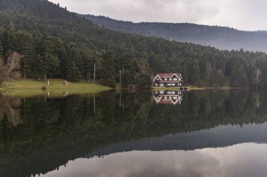 Bolu, Türkiye - 24 Şubat 2018: Bolu Abant Gölü bir yansıması göl evi.