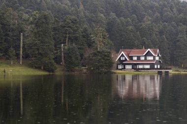 Bolu, Türkiye - 24 Şubat 2018: Bolu Abant Gölü bir yansıması göl evi.