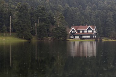 Bolu, Türkiye - 24 Şubat 2018: Bolu Abant Gölü bir yansıması göl evi.