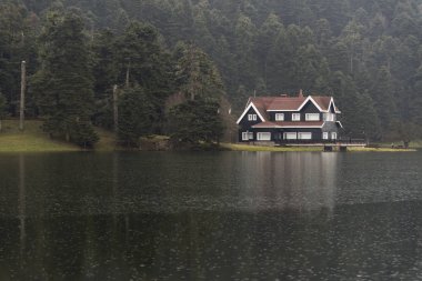 Bolu, Türkiye - 24 Şubat 2018: Bolu Abant Gölü bir yansıması göl evi.