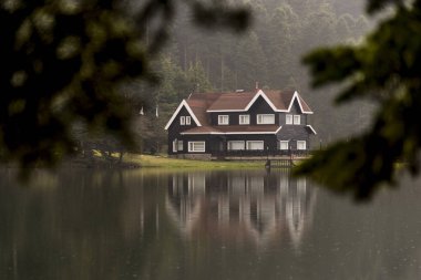 Bolu, Türkiye - 24 Şubat 2018: Bolu Abant Gölü bir yansıması göl evi.