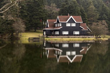 Bolu, Türkiye - 24 Şubat 2018: Bolu Abant Gölü bir yansıması göl evi.