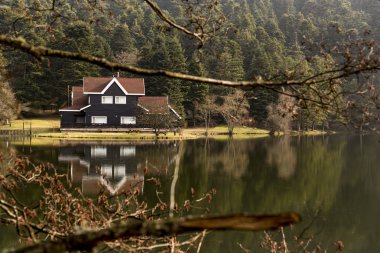 Bolu, Türkiye - 24 Şubat 2018: Bolu Abant Gölü bir yansıması göl evi.