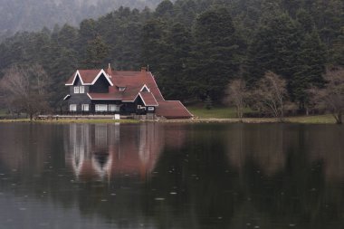 Bolu, Türkiye - 24 Şubat 2018: Bolu Abant Gölü bir yansıması göl evi.