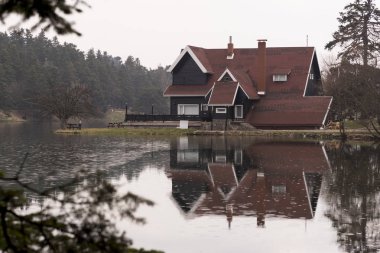 Bolu, Türkiye - 24 Şubat 2018: Bolu Abant Gölü bir yansıması göl evi.