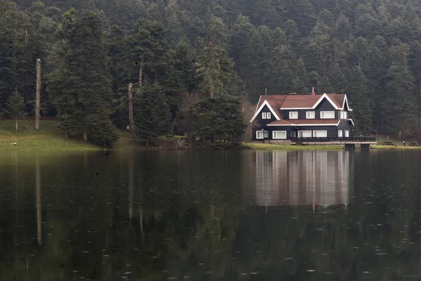 Bolu, Türkiye - 24 Şubat 2018: Bolu Abant Gölü bir yansıması göl evi.