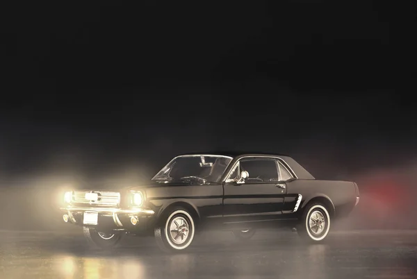 Oyuncak Model Araba Siyah Bir Arka Plan Üzerine Vurdu Sol — Stok fotoğraf