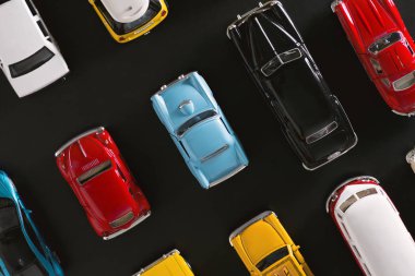 Izmir, Türkiye - 17 Nisan 2018: Çeşitli oyuncak arabalar siyah bir yüzey üzerinde üst görünümden.