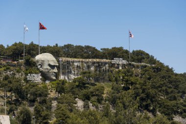 Antalya, Türkiye - 22 Nisan 2018: Girişi bir yapay şelale, bayraklar ve Mustafa Kemal Atatürk heykeli ile Antalya şehrinin.