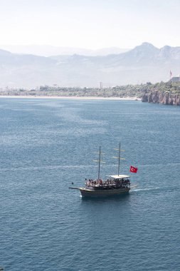 Antalya, Türkiye - 22 Nisan 2018: Dağ ve deniz yat. Antalya Türkiye'den manzara.