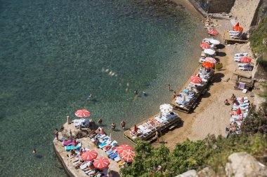 Antalya, Türkiye - 22 Nisan 2018: Küçük plaj şemsiye, şezlong ve kişinin üstten görünüm.