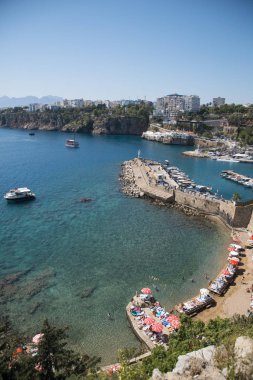 Antalya, Türkiye - 22 Nisan 2018: Küçük plaj kayalar ve binaların üst ve panoramik çekim.