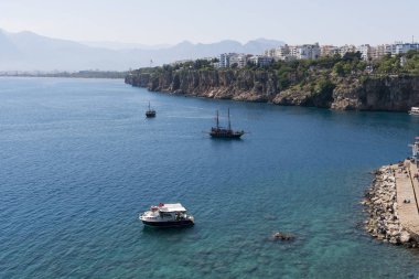 Antalya, Türkiye - 22 Nisan 2018: Dağlar ve denizin içinde üç muhtelif. Antalya Türkiye'den manzara.