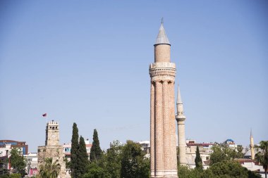 Antalya Yivli Minare Camii ve saat kulesi aynı çerçevede sembolü.