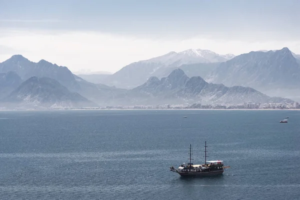 Antalya Turkiet April 2018 Berg Och Yatch Havet Landskapet Från — Stockfoto