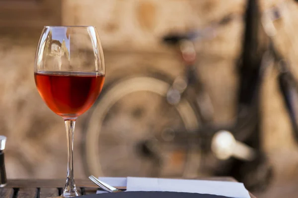 Vino Tinto Una Copa Vino Sobre Una Mesa —  Fotos de Stock