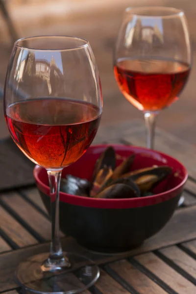 Dos Vinos Tintos Copas Mejillones Plato Sobre Mesa —  Fotos de Stock