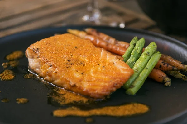 Salmon Serviced Plate Carrots Asparaguses Black Plate — Stock Photo, Image