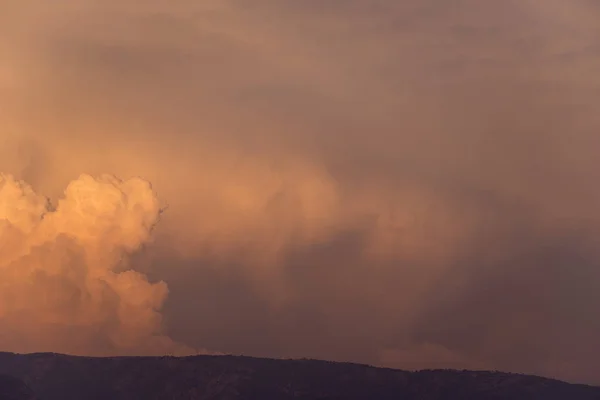 Cumulus Typu Červené Barevné Mraky Nad Horami — Stock fotografie