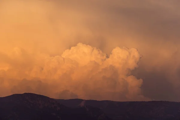 Cumulus Typu Červené Barevné Mraky Nad Horami — Stock fotografie