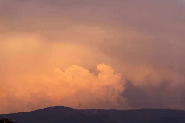 Tipo Cúmulo Nubes Color Rojo Sobre Las Montañas —  Fotos de Stock