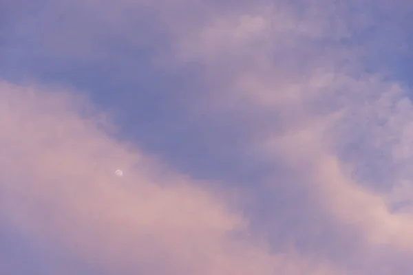 夕方には曇りの青い空 — ストック写真