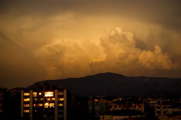 Cumulus Type Rood Gekleurde Wolken Bergen — Stockfoto