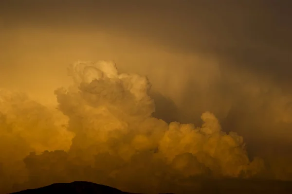 Cumulus Típusú Piros Színű Felhők Fölött Hegyekben — Stock Fotó