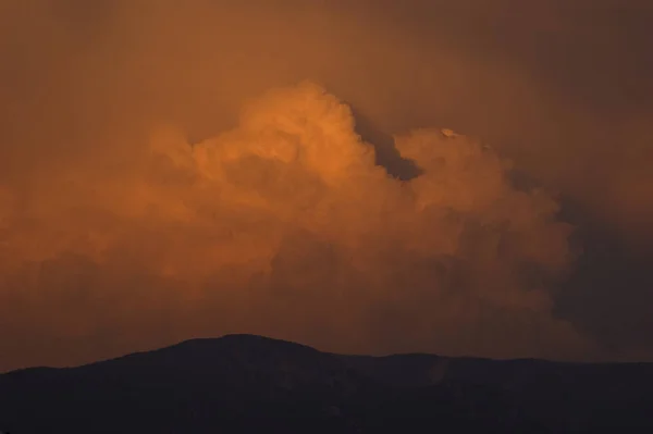 Cumulus Típusú Piros Színű Felhők Fölött Hegyekben — Stock Fotó