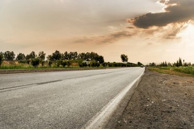Akşam güzel bir gökyüzü ile boş yol.