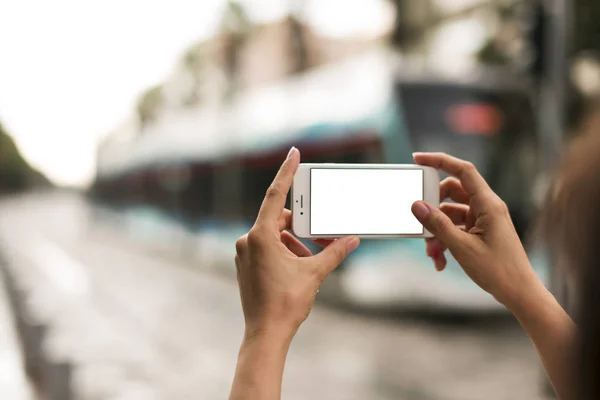 Guardando Schermo Vuoto Uno Smartphone Mano Sulla Strada — Foto Stock