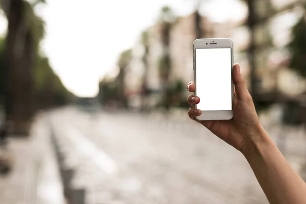 Βλέπουν Κενή Οθόνη Ενός Smartphone Στο Χέρι Στο Δρόμο — Φωτογραφία Αρχείου