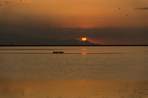 温かみのある色調と夕日の海の風景 — ストック写真