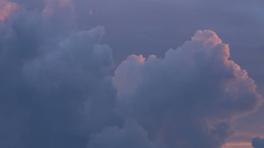 Kümülüs türü bulutlar Sunset'teki sıcak renkler ile.