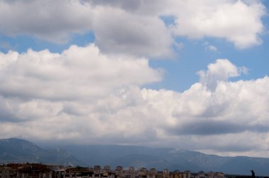 Altocumulus türü bulutlu gökyüzü.