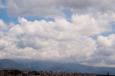 Altocumulus türü bulutlu gökyüzü.