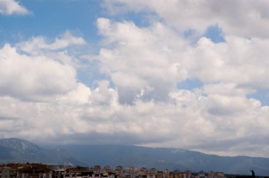 Altocumulus türü bulutlu gökyüzü.