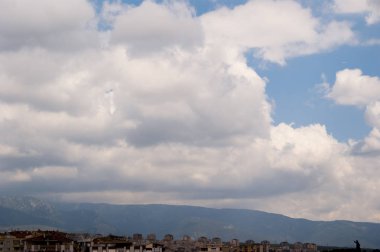 Altocumulus türü bulutlu gökyüzü.