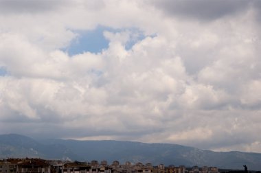 Altocumulus türü bulutlu gökyüzü.