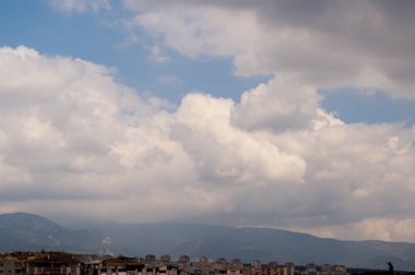 Altocumulus türü bulutlu gökyüzü.