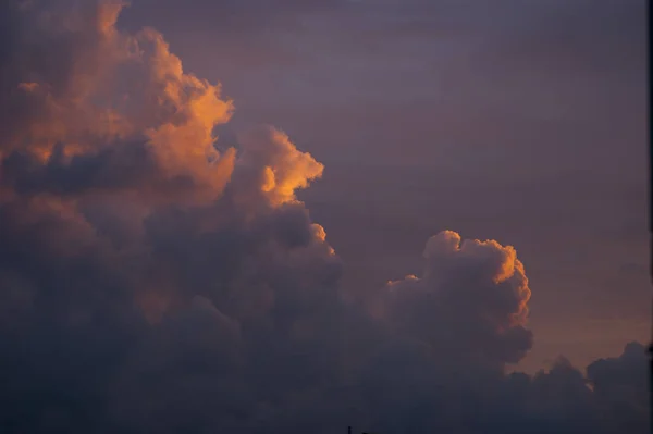 Nubes Tipo Cúmulo Atardecer Con Colores Cálidos — Foto de Stock