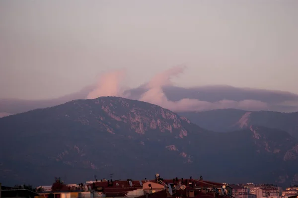 Nubes Sobre Montañas Atardecer —  Fotos de Stock