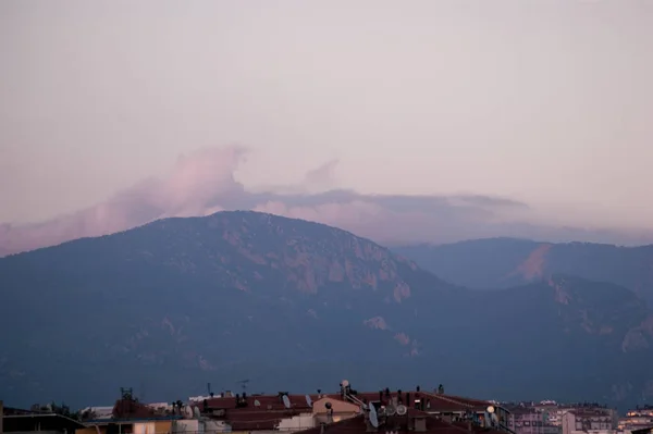 Wolken Boven Bergen Zonsondergang — Stockfoto